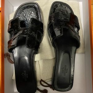Hermes orans in black patent ostrich
